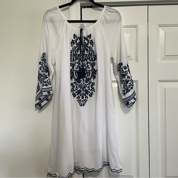 Chic Connection White Navy Embroidered Dress Bell Sleeve Size Medium, NWT - Picture 1 of 11
